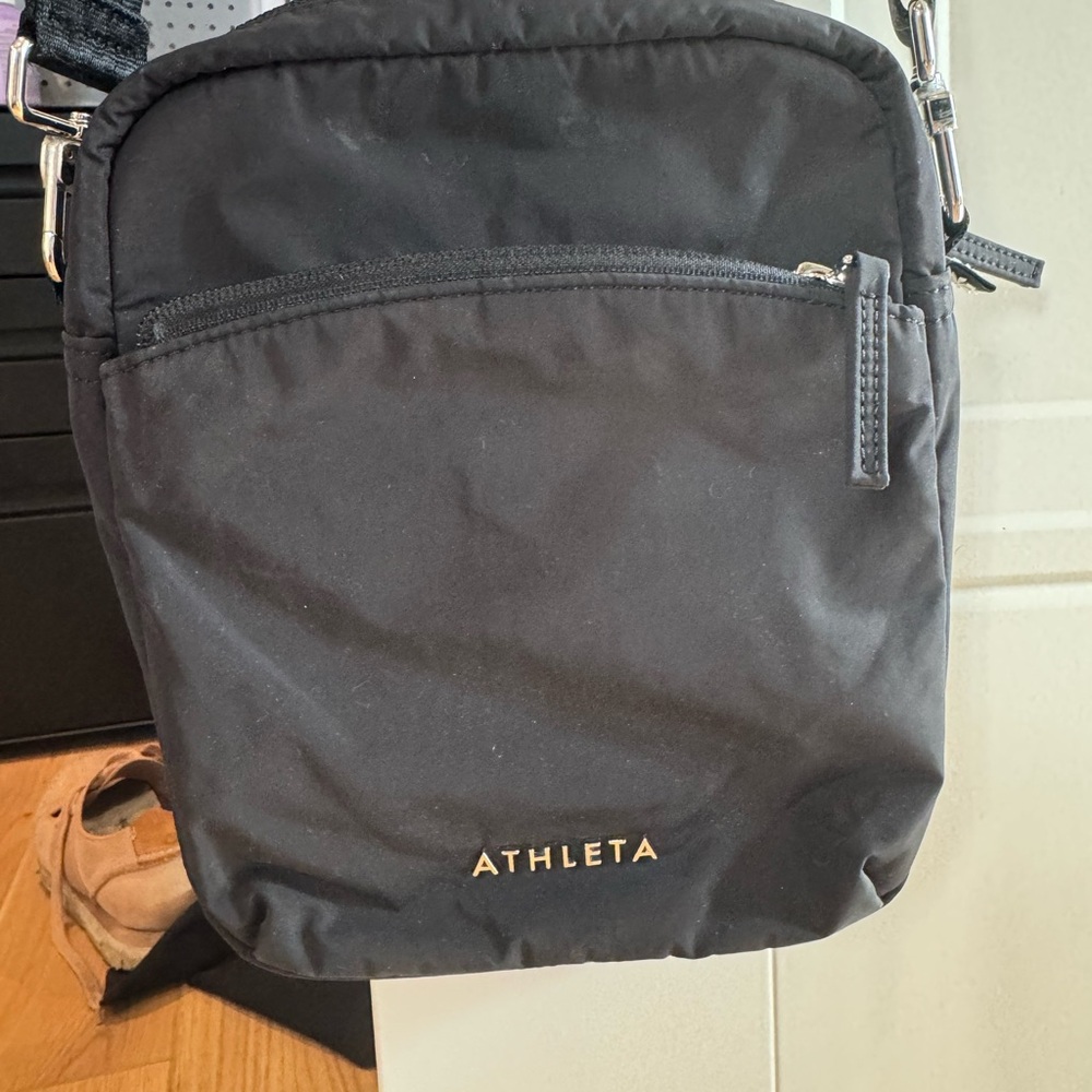 Athleta All About Vertical Crossbody bag